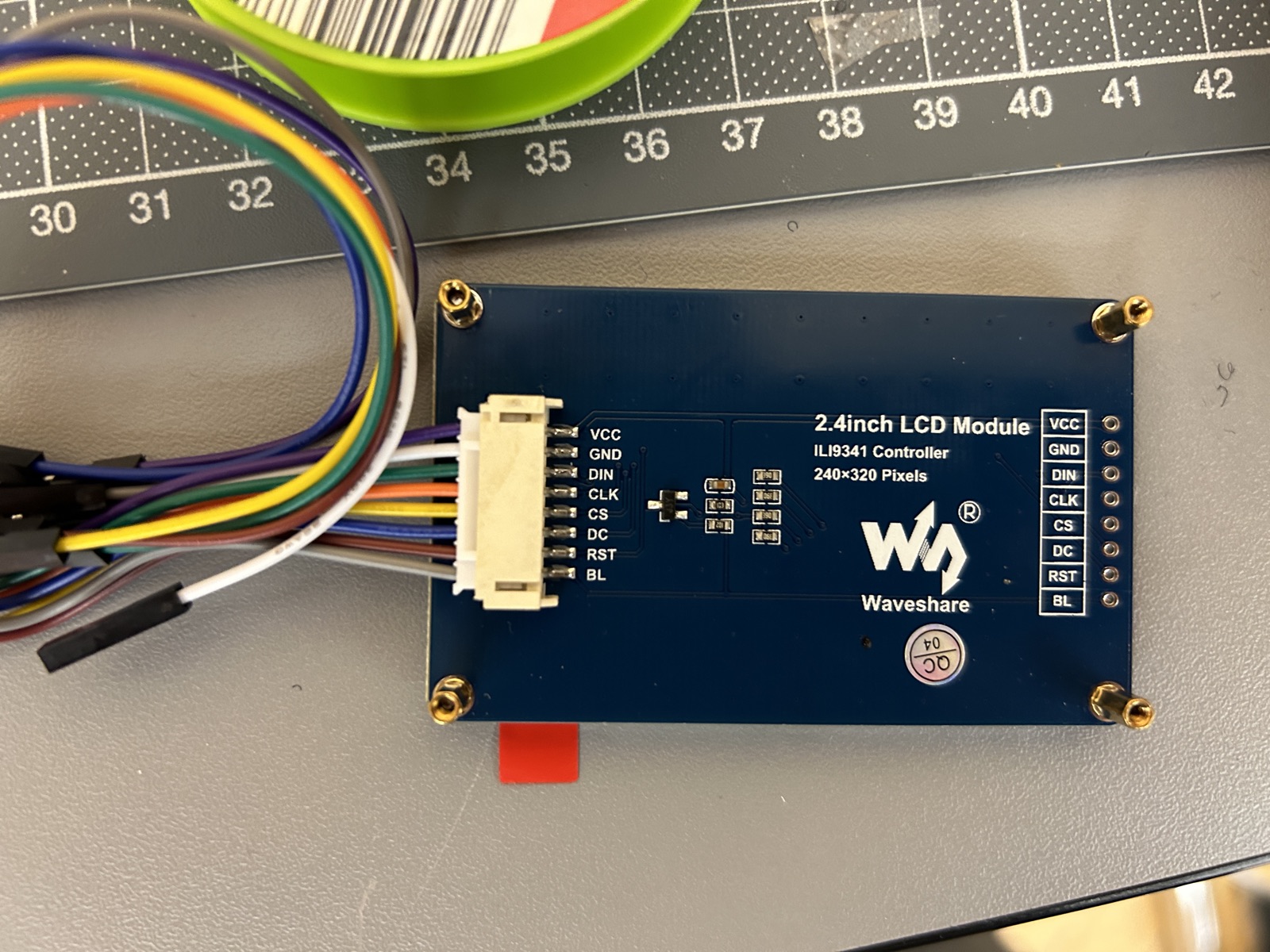 Waveshare 2,4-Zoll-Farbdisplay auf der Werkbank, daneben aufgefächerte Anschlusskabel