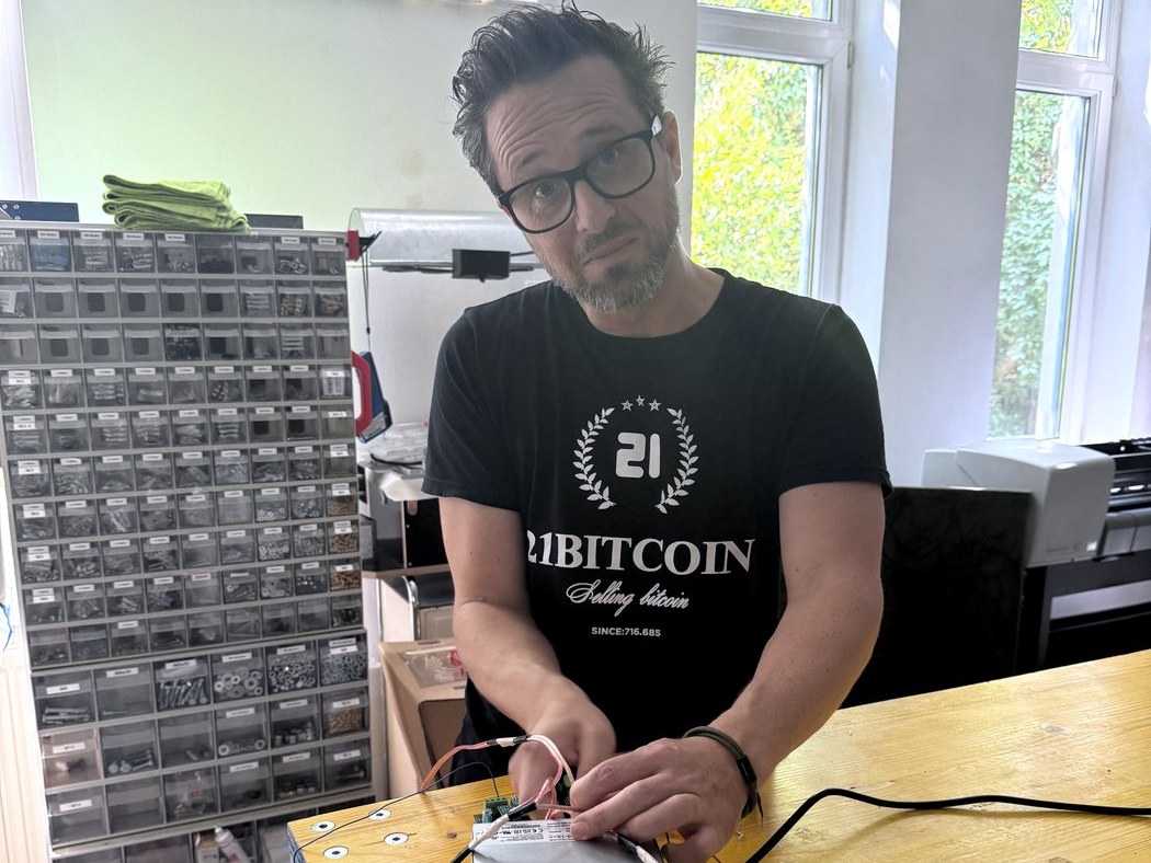 Philipp Horwath an der Werkbank, beim Verdrahten eines Netzteils